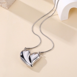 Collier chaine simple avec coeur sur le coté argent