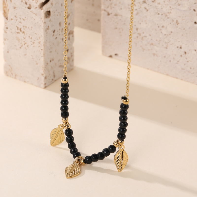 COLLIER CHAINE SIMPLE AVEC PIERRE ONYX NOIR ET FEUILLAGES OR