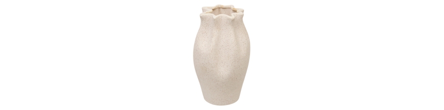 Un joli vase en céramique blanc effet sablé "Grigor" avec son rebord plissé !