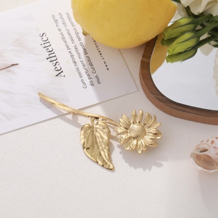 Broche tige de fleur dorée