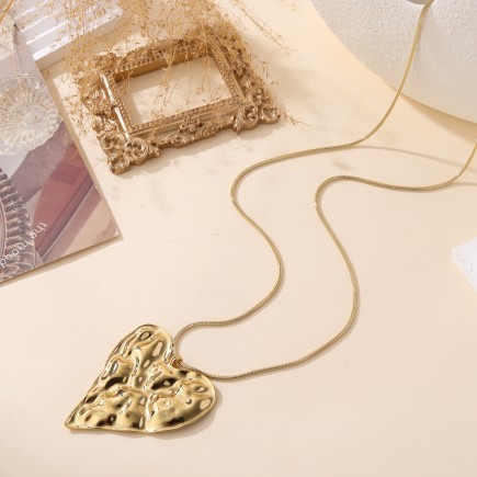 Collier sautoir coeur martelé doré