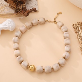 Collier pierres carrées beige