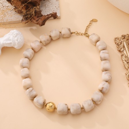 Collier pierres carrées beige