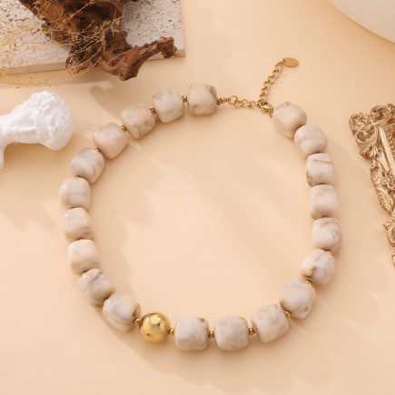 Collier pierres carrées beige
