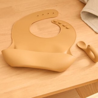 Set bavoir et cuillère Yum silicone ocre