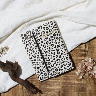 CAHIER COUVERTURE LEOPARD ET TROUSSE INTEGREE