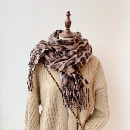 Echarpe léopard avec frange taupe